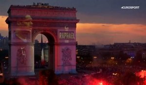 Comme en 1998, les visages des 23 champions du monde français sont apparus sur l'Arc de Triomphe