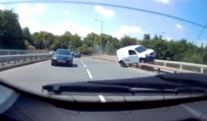 Une camionnette glisse sur une barrière d'un pont