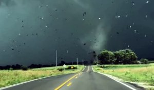 Cet automobiliste se retrouve tout pret d'une grosse tornade à Valeria, Iowa