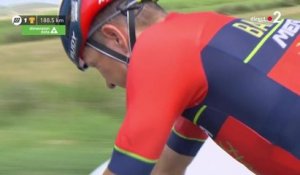 Les coureurs du Tour de France reçoivent du gaz lacrymogène en pleine course