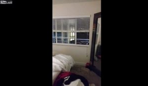 Une femme droguée au Flakka (drogue zombie) terrorise deux jeunes femmes devant leur fenêtre