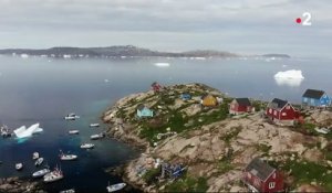 Groenland : un village menacé par un iceberg géant