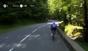 Tour de France - L'effrayante chute de Philippe Gilbert qui passe par-dessus le parapet en direct sur France 2