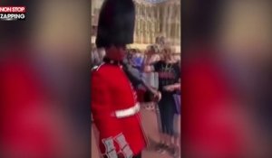 Angleterre : Un garde royal expulse une touriste de son chemin (Vidéo)