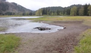 Au canada ce lac se vide par un trou géant...