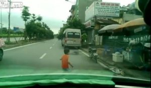 Miraculé : cet enfant traverse la route sans regarder et manque de se faire écraser !
