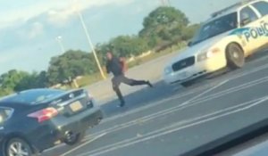 Une voiture de police s'explose contre une voiture garée en poursuivant un homme à pied