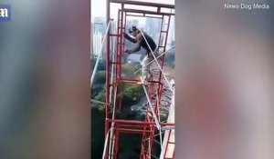 Ouvrier sur un gratte-ciel sans attaches à 200m du sol aux Philippines !
