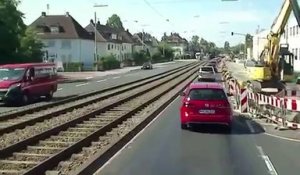 Chute d'une grue sur une voiture, un miracle !