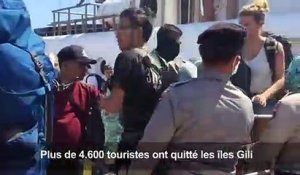 Indonésie: les touristes partent, les sinistrés dorment dehors