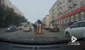 Ce conducteur renverse sa voiture tout seul en conduisant mal !