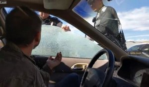 Ces policiers fous cassent la vitre d'un conducteur calme pour le sortir de la voiture !