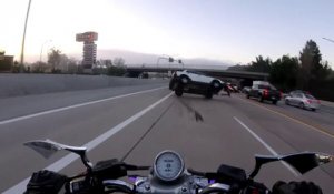 Un motard percuté par un SUV pendant un accident