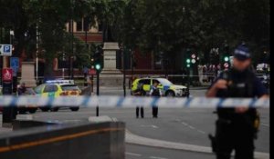 Londres: une voiture fonce dans la clôture du Parlement britannique