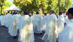 Des pèlerins catholiques célèbrent l'Assomption à Lourdes