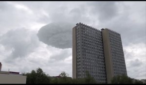 Un nuage en forme de soucoupe volante passe dans le ciel de Moscou