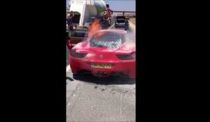 Le moteur de cette Ferrari 458 explose en pleine route