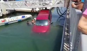 Sauvetage d'une voiture tombée dans le port !