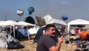 Une mini tornade emporte toutes les tentes pendant un festival