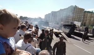 Un char se renverse lors d'une parade militaire en Russie