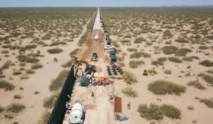 Construction du mur entre les USA et le Mexique en plein désert !