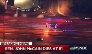 Les chaines de télé américaines diffusent en direct le parcours du convoi qui transporte le corps du sénateur John McCain