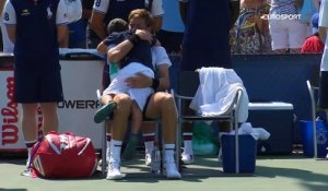 Séquence émotion : Mahut reconforté par son fils après sa défaite en qualif'