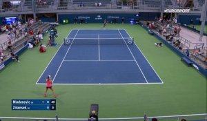 En maîtrise, Mladenovic a infligé une fessée à Zidansek