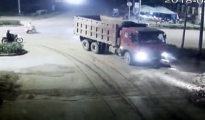 Un motard passe sous un camion et en ressort indemne