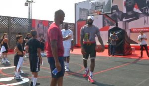 Basketball - LeBron James joue au basket avec des jeunes enfants parisiens