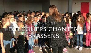 Les écoliers de Jules-Ferry accueillent les nouveau en chantant du Brassens