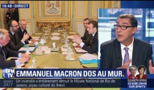 Emmanuel Macron dos au mur (2/2)