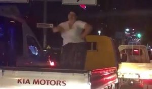 Une femme danse à l'arrière d'un pickup (Fail)