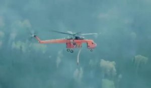 Un hélicoptère bombardier d'eau fait un largage de précision