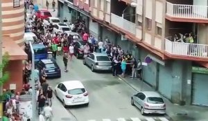 En colère des voisins attaquent un immeuble occupé par des squatteurs en Espagne.