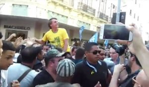 Présidentielle au Brésil: le candidat d'extrême droite en tête des sondages se fait poignarder en pleine rue