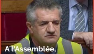 A l’Assemblée, le député Jean Lassalle arbore un gilet jaune en signe de protestation