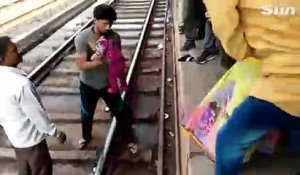 Un bébé passe sous un train en Inde et s'en sort sain et sauf !