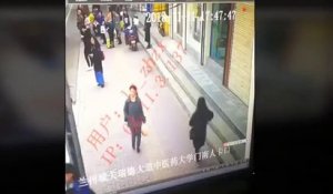 Chine : Un énorme gouffre s'ouvre en pleine rue et avale une femme !