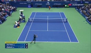 Un dernier smash pour la route et Djokovic a fini à terre : sa balle de match en images
