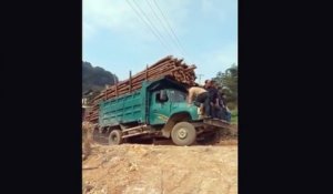 Ce camion se renverse dans un virage avec ses centaines de troncs d'arbres !