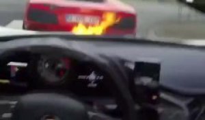 Sa Ferrari crache du feu au démarrage : puissant le moteur