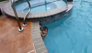 Un bébé de 12 mois nage dans une piscine