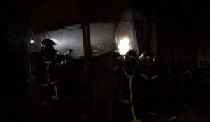 Les pompiers éteignent l'incendie d'un poids lourd