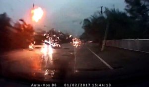 La foudre tombe en pleine route tout pret d'une voiture