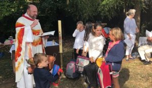 A Parcé, le père Bruno Mezière a béni les cartables des enfants