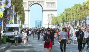 "Journée sans voiture": piétons et vélo sur les Champs-Elysées