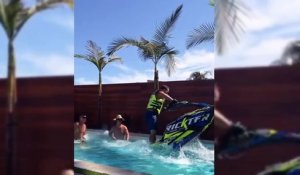 Flip en jet ski dans une piscine