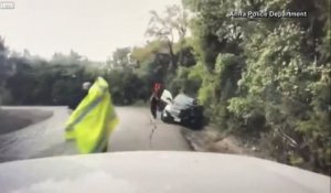 Ce policier sauve la vie d'un homme en le poussant de la route face à un 4x4 en dérapage