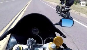 Un motard rate complètement sa roue arrière